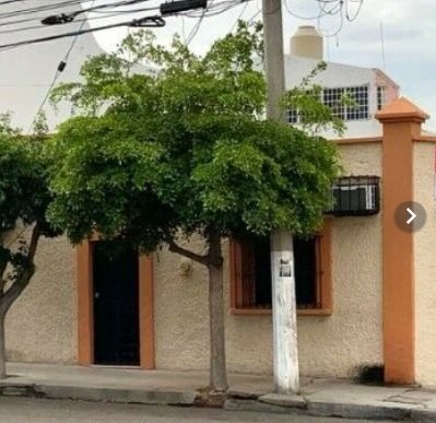 Céntrica Casa con Local Comercial en Culiacán